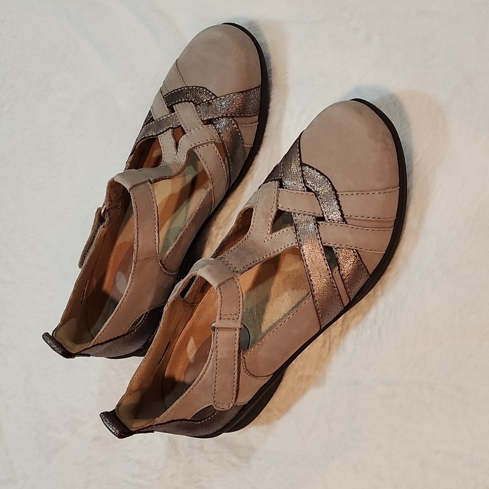Earth (relief pod) Women's sz 6.5 shoes. Never worn. Tan/bronze. Perfect conditi